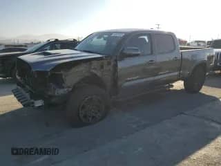 2023 Toyota Tacoma SR5 z VIN 3TMDZ5BN3PM143626, wystawiony jako Copart lot #84891865 z przebiegiem 73 232 mil mil oraz Szkoda całkowita • Salvage title. Historia ofert i sprzedaży dostępna na DreamBid. Obrazek 1.