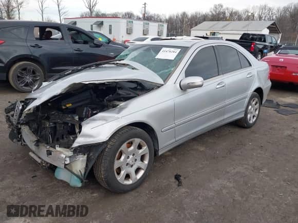 2005 Mercedes-Benz C 320 z VIN WDBRF64J85F605107, wystawiony jako IAAI lot #41470284 z przebiegiem Nie podano mil oraz . Historia ofert i sprzedaży dostępna na DreamBid. Obrazek 2.