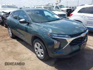 2025 Chevrolet Trax LS с VIN KL77LFEP1SC158411, выставлен на аукционе IAAI как лот 43078185 с пробегом 4 253 миль миль и . История ставок и продаж доступна на DreamBid. Изображение 1.