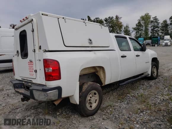 2009 Chevrolet Silverado 2500HD Work Truck z VIN 1GCHC43K59F157421, wystawiony jako Copart lot #73585914 z przebiegiem 243 185 mil mil oraz Szkoda całkowita • Salvage title. Historia ofert i sprzedaży dostępna na DreamBid. Obrazek 3.