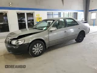 2000 Toyota Camry LE z VIN JT2BG22K5Y0403037, wystawiony jako Copart lot #84022845 z przebiegiem 310 731 mil mil oraz Czysty tytuł • Clean title. Historia ofert i sprzedaży dostępna na DreamBid. Obrazek 1.