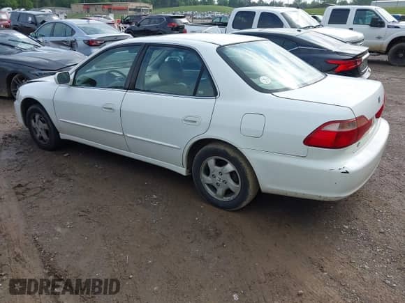 2000 Honda Accord EX with VIN 1HGCG5668YA142282, listed as a IAAI auction lot 42092234 with 246,001 mi miles and . Bid and sale history available at DreamBid. Image 3.