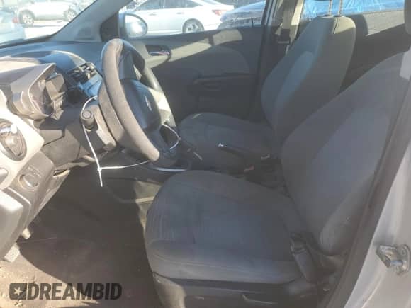 2012 Chevrolet Sonic LS z VIN 1G1JB5SH2C4152334, wystawiony jako Copart lot #46574475 z przebiegiem 145 396 mil mil oraz Szkoda całkowita • Salvage title. Historia ofert i sprzedaży dostępna na DreamBid. Obrazek 7.