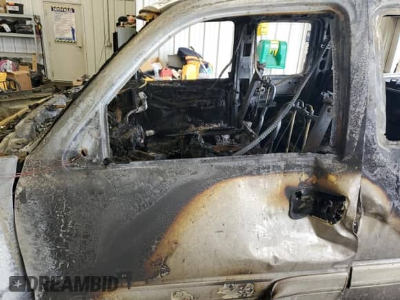 2006 Chevrolet Silverado 2500HD LT1 z VIN 1GCHK29U66E116281, wystawiony jako Copart lot #54012505 z przebiegiem Nie podano mil oraz Nie do naprawy • Non repairable. Historia ofert i sprzedaży dostępna na DreamBid. Obrazek 7.