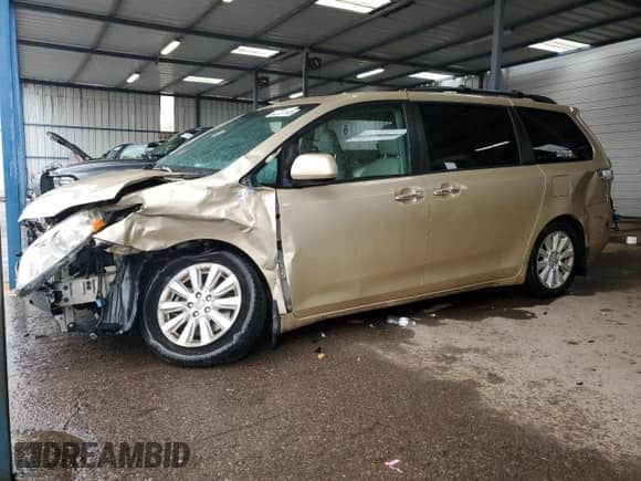 2011 Toyota Sienna XLE with VIN 5TDDK3DC2BS020526, listed as a Copart auction lot 82151145 with 135,748 mi miles and Salvage title. Bid and sale history available at DreamBid. Image 1.