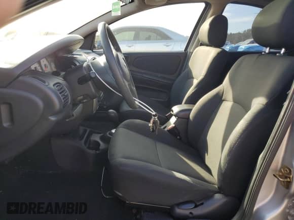 2004 Dodge Neon SXT z VIN 1B3ES56CX4D535514, wystawiony jako Copart lot #47447545 z przebiegiem 82 451 mil mil oraz Szkoda całkowita • Salvage title. Historia ofert i sprzedaży dostępna na DreamBid. Obrazek 7.