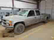 2000 Chevrolet Silverado 3500 z VIN 1GCHK33R4YF491903, wystawiony jako Copart lot #42501245 z przebiegiem 388 000 mil mil oraz Szkoda całkowita • Salvage title. Historia ofert i sprzedaży dostępna na DreamBid. Obrazek 1.