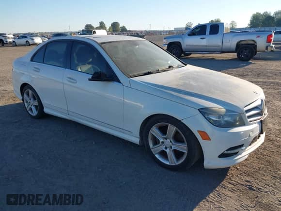 2011 Mercedes-Benz C 300 Sport z VIN WDDGF5EB9BR151590, wystawiony jako IAAI lot #43416188 z przebiegiem 204 563 mil mil oraz . Historia ofert i sprzedaży dostępna na DreamBid. Obrazek 1.