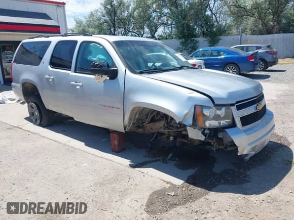 2013 Chevrolet Suburban LT z VIN 1GNSKJE78DR136402, wystawiony jako IAAI lot #42615448 z przebiegiem 129 306 mil mil oraz . Historia ofert i sprzedaży dostępna na DreamBid. Obrazek 1.