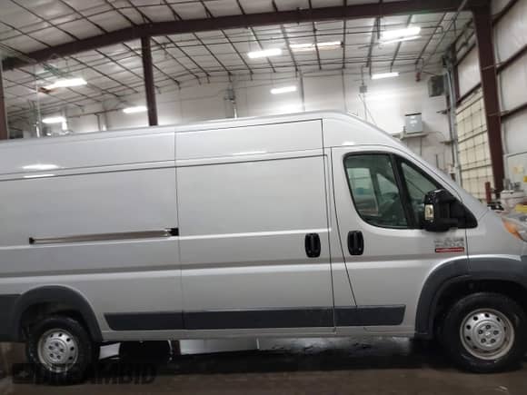 2017 Ram ProMaster Cargo z VIN 3C6URVJG8HE518674, wystawiony jako IAAI lot #41759762 z przebiegiem 65 855 mil mil oraz . Historia ofert i sprzedaży dostępna na DreamBid. Obrazek 13.