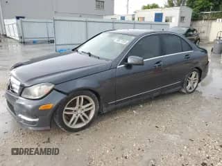 2013 Mercedes-Benz C 250 Sport с VIN WDDGF4HB1DR242880, выставлен на аукционе Copart как лот 80077555 с пробегом 182 964 миль миль и Списание • Salvage title. История ставок и продаж доступна на DreamBid. Изображение 1.