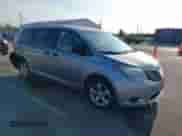 2013 Toyota Sienna L с VIN 5TDZK3DC2DS321418, выставлен на аукционе IAAI как лот 42095972 с пробегом 189 688 миль миль и . История ставок и продаж доступна на DreamBid. Изображение 1.