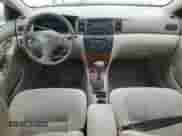 2005 Toyota Corolla LE z VIN 1NXBR32E05Z377819, wystawiony jako Copart lot #85673395 z przebiegiem 299 999 mil mil oraz Szkoda całkowita • Salvage title. Historia ofert i sprzedaży dostępna na DreamBid. Obrazek 8.