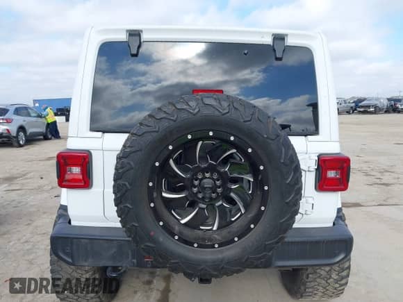 2021 Jeep Wrangler Unlimited Sahara z VIN 1C4HJXEN3MW717895, wystawiony jako IAAI lot #41472929 z przebiegiem 58 001 mil mil oraz . Historia ofert i sprzedaży dostępna na DreamBid. Obrazek 16.