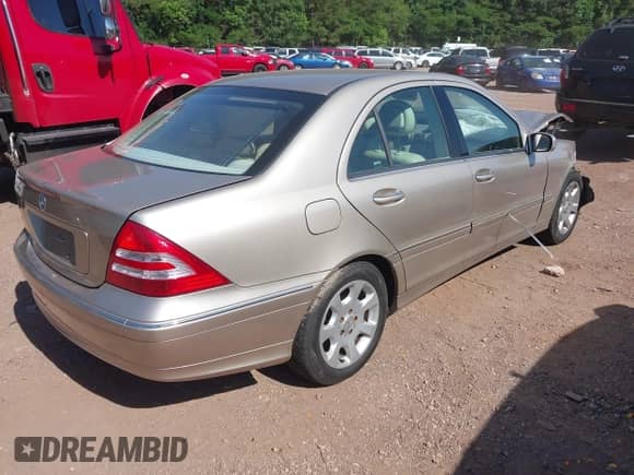 2005 Mercedes-Benz C 320 z VIN WDBRF64J45F576544, wystawiony jako IAAI lot #42333906 z przebiegiem 178 348 mil mil oraz . Historia ofert i sprzedaży dostępna na DreamBid. Obrazek 4.