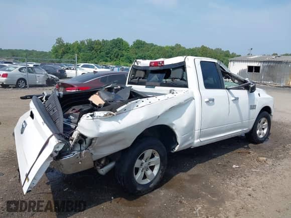 2018 Ram 1500 SLT z VIN 1C6RR6GG5JS119341, wystawiony jako IAAI lot #42445806 z przebiegiem 244 517 mil mil oraz . Historia ofert i sprzedaży dostępna na DreamBid. Obrazek 4.