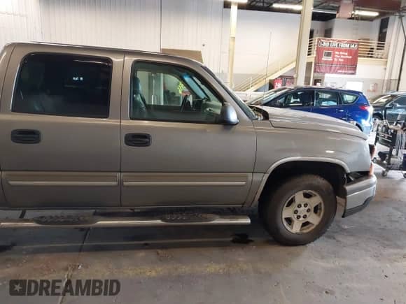 2006 Chevrolet Silverado 1500 LT3 z VIN 2GCEK13T661134570, wystawiony jako IAAI lot #43357401 z przebiegiem 238 723 mil mil oraz . Historia ofert i sprzedaży dostępna na DreamBid. Obrazek 14.