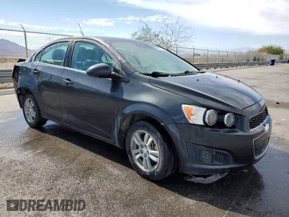 2015 Chevrolet Sonic LT z VIN 1G1JC5SB6F4126932, wystawiony jako Copart lot #80633475 z przebiegiem 64 738 mil mil oraz Czysty tytuł • Clean title. Historia ofert i sprzedaży dostępna na DreamBid. Obrazek 4.
