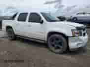 2010 Chevrolet Avalanche LT z VIN 3GNVKFE03AG111240, wystawiony jako Copart lot #56571345 z przebiegiem 199 799 mil mil oraz Szkoda całkowita • Salvage title. Historia ofert i sprzedaży dostępna na DreamBid. Obrazek 4.