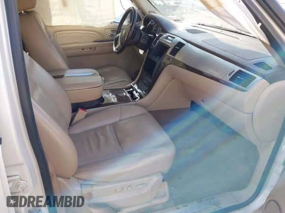 2009 Cadillac Escalade z VIN 1GYFK23269R138898, wystawiony jako IAAI lot #38178040 z przebiegiem Nie podano mil oraz . Historia ofert i sprzedaży dostępna na DreamBid. Obrazek 5.