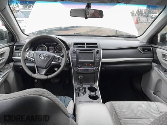 2015 Toyota Camry LE z VIN 4T1BD1FK3FU168482, wystawiony jako Copart lot #91081815 z przebiegiem 263 499 mil mil oraz Czysty tytuł • Clean title. Historia ofert i sprzedaży dostępna na DreamBid. Obrazek 9.