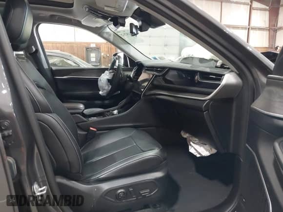2022 Jeep Grand Cherokee with VIN 1C4RJYB65N8758560, listed as a IAAI auction lot 42182021 with 28,096 mi miles and . Bid and sale history available at DreamBid. Image 5.