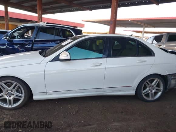 2009 Mercedes-Benz C 300 Sport z VIN WDDGF54X49F245367, wystawiony jako IAAI lot #43462372 z przebiegiem 117 239 mil mil oraz . Historia ofert i sprzedaży dostępna na DreamBid. Obrazek 15.