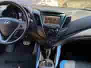 2013 Hyundai Veloster Turbo с VIN KMHTC6AE3DU097576, выставлен на аукционе Copart как лот 82102005 с пробегом 140 467 миль миль и Чистый • Clean title. История ставок и продаж доступна на DreamBid. Изображение 9.