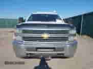 2015 Chevrolet Silverado 2500HD z VIN 1GB1KUE87FF512823, wystawiony jako IAAI lot #40921228 z przebiegiem 265 411 mil mil oraz . Historia ofert i sprzedaży dostępna na DreamBid. Obrazek 11.