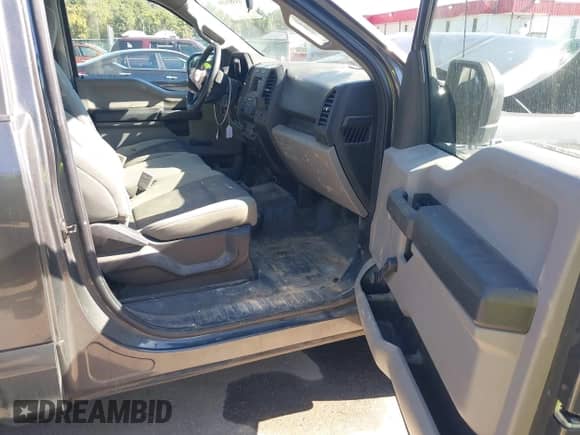 2018 Ford F-150 XL z VIN 1FTMF1CB8JKC19801, wystawiony jako IAAI lot #43383459 z przebiegiem 138 363 mil mil oraz . Historia ofert i sprzedaży dostępna na DreamBid. Obrazek 5.