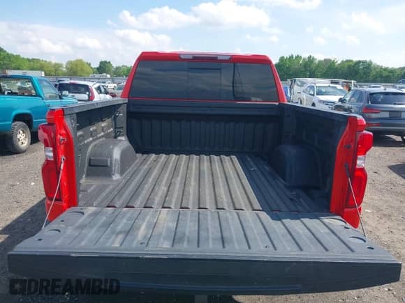 2021 Chevrolet Silverado 1500 RST z VIN 3GCUYEET3MG176410, wystawiony jako IAAI lot #42119458 z przebiegiem 106 132 mil mil oraz . Historia ofert i sprzedaży dostępna na DreamBid. Obrazek 18.
