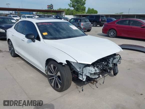 2022 Volvo S60 Momentum z VIN 7JRL12TZXNG160855, wystawiony jako IAAI lot #42598490 z przebiegiem 33 848 mil mil oraz . Historia ofert i sprzedaży dostępna na DreamBid. Obrazek 1.