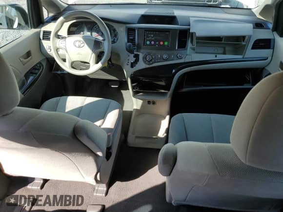 2011 Toyota Sienna с VIN 5TDKA3DC9BS001692, выставлен на аукционе Copart как лот 80827425 с пробегом 188 280 миль миль и Списание • Salvage title. История ставок и продаж доступна на DreamBid. Изображение 8.