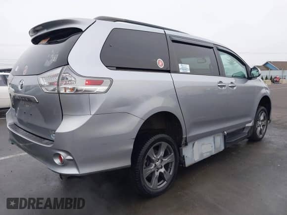 2017 Toyota Sienna SE with VIN 5TDXZ3DC4HS806247, listed as a IAAI auction lot 41323320 with 18,212 mi miles and . Bid and sale history available at DreamBid. Image 4.