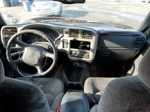 1999 Chevrolet Blazer LS z VIN 1GNCS13W9X2199990, wystawiony jako Copart lot #42741095 z przebiegiem 277 329 mil mil oraz Szkoda całkowita • Salvage title. Historia ofert i sprzedaży dostępna na DreamBid. Obrazek 8.