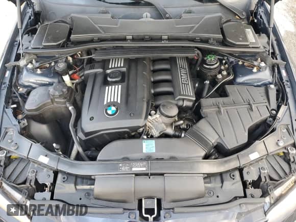 2010 BMW 3 Series 328i z VIN WBAWL1C58AP492636, wystawiony jako Copart lot #90515275 z przebiegiem 104 713 mil mil oraz Czysty tytuł • Clean title. Historia ofert i sprzedaży dostępna na DreamBid. Obrazek 11.