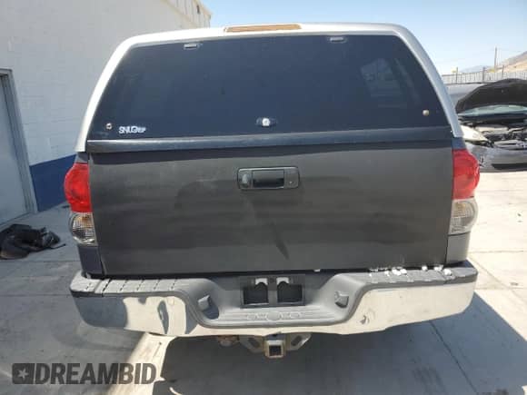 2007 Toyota Tundra SR5 z VIN 5TBET541X7S454852, wystawiony jako Copart lot #61135375 z przebiegiem Nie podano mil oraz Szkoda całkowita • Salvage title. Historia ofert i sprzedaży dostępna na DreamBid. Obrazek 6.
