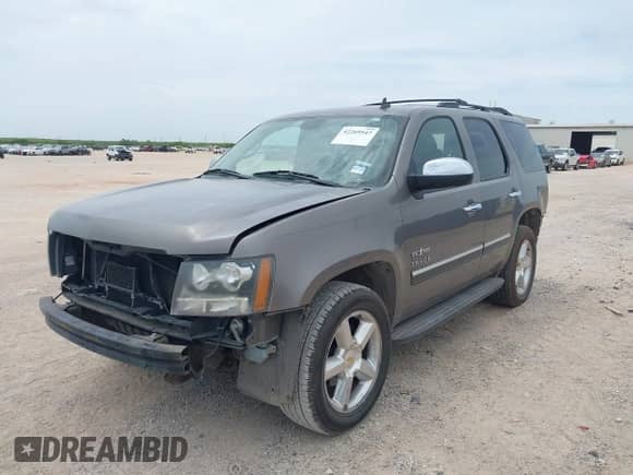 2011 Chevrolet Tahoe LS z VIN 1GNSCAE03BR325746, wystawiony jako IAAI lot #42269547 z przebiegiem 140 492 mil mil oraz . Historia ofert i sprzedaży dostępna na DreamBid. Obrazek 2.