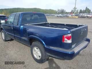 2000 Chevrolet S-10 LS z VIN 1GCDT19W8Y8282116, wystawiony jako IAAI lot #43465405 z przebiegiem 149 450 mil mil oraz . Historia ofert i sprzedaży dostępna na DreamBid. Obrazek 3.