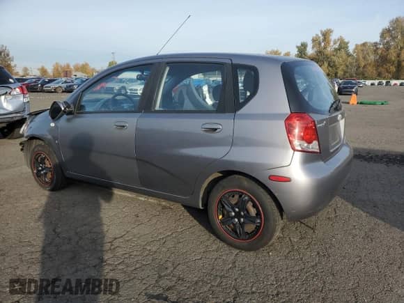 2008 Chevrolet Aveo LS z VIN KL1TD666X8B268755, wystawiony jako Copart lot #80104304 z przebiegiem 79 212 mil mil oraz Czysty tytuł • Clean title. Historia ofert i sprzedaży dostępna na DreamBid. Obrazek 2.