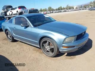 2005 Ford Mustang Deluxe z VIN 1ZVFT80N655215076, wystawiony jako IAAI lot #42851590 z przebiegiem 295 317 mil mil oraz . Historia ofert i sprzedaży dostępna na DreamBid. Obrazek 1.