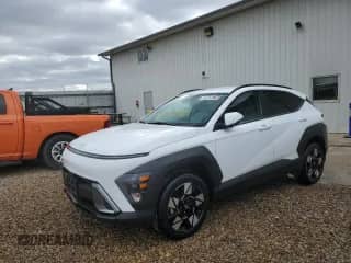 2024 Hyundai Kona SEL с VIN KM8HBCAB9RU117513, выставлен на аукционе Copart как лот 89566575 с пробегом 47 266 миль миль и Чистый • Clean title. История ставок и продаж доступна на DreamBid. Изображение 1.