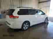 2014 Toyota Sienna LE AAS z VIN 5TDKK3DC5ES493428, wystawiony jako Copart lot #85291155 z przebiegiem 145 406 mil mil oraz Szkoda całkowita • Salvage title. Historia ofert i sprzedaży dostępna na DreamBid. Obrazek 3.
