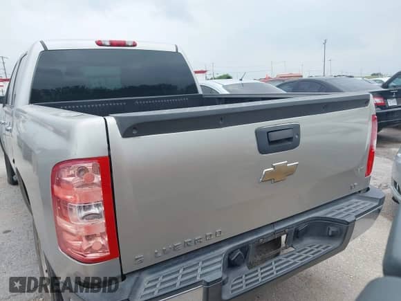 2007 Chevrolet Silverado 1500 Work Truck z VIN 2GCEC13C071556378, wystawiony jako IAAI lot #42282523 z przebiegiem 232 328 mil mil oraz . Historia ofert i sprzedaży dostępna na DreamBid. Obrazek 16.
