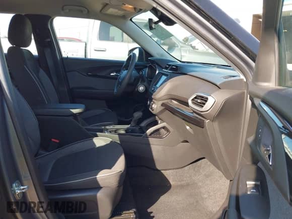 2022 Chevrolet TrailBlazer LS z VIN KL79MMS26NB088921, wystawiony jako IAAI lot #42570335 z przebiegiem 66 422 mil mil oraz . Historia ofert i sprzedaży dostępna na DreamBid. Obrazek 5.