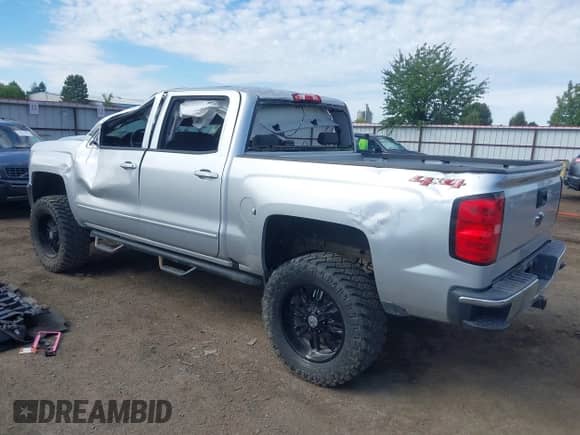 2018 Chevrolet Silverado 1500 LT z VIN 3GCUKREC0JG402410, wystawiony jako IAAI lot #43034711 z przebiegiem 73 836 mil mil oraz . Historia ofert i sprzedaży dostępna na DreamBid. Obrazek 3.