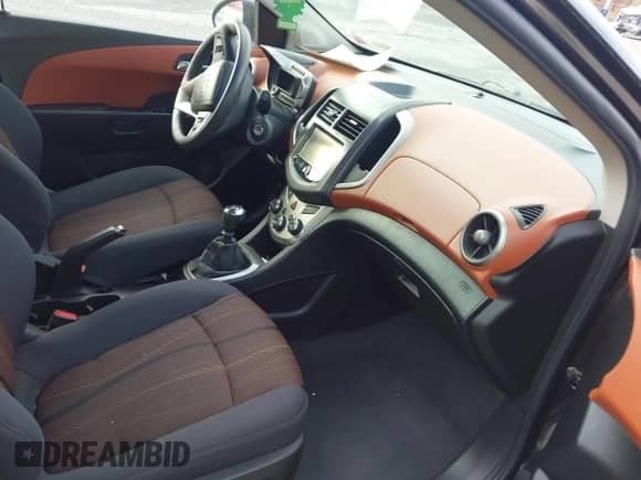 2015 Chevrolet Sonic LT с VIN 1G1JD5SH2F4185297, выставлен на аукционе IAAI как лот 43494173 с пробегом 146 933 миль миль и . История ставок и продаж доступна на DreamBid. Изображение 5.