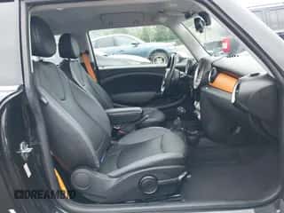 2009 MINI Hardtop with VIN WMWMF33539TW76329, listed as a IAAI auction lot 42512079 with 94,865 mi miles and . Bid and sale history available at DreamBid. Image 5.