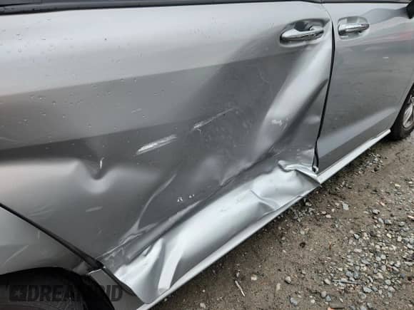 2024 Toyota Sienna XLE z VIN 5TDYRKEC6RS180523, wystawiony jako Copart lot #84188955 z przebiegiem 21 656 mil mil oraz Szkoda całkowita • Salvage title. Historia ofert i sprzedaży dostępna na DreamBid. Obrazek 11.