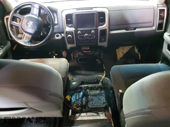 2019 Ram 1500 Warlock z VIN 1C6RR6LT8KS604237, wystawiony jako Copart lot #69639115 z przebiegiem Nie podano mil oraz Czysty tytuł • Clean title. Historia ofert i sprzedaży dostępna na DreamBid. Obrazek 8.